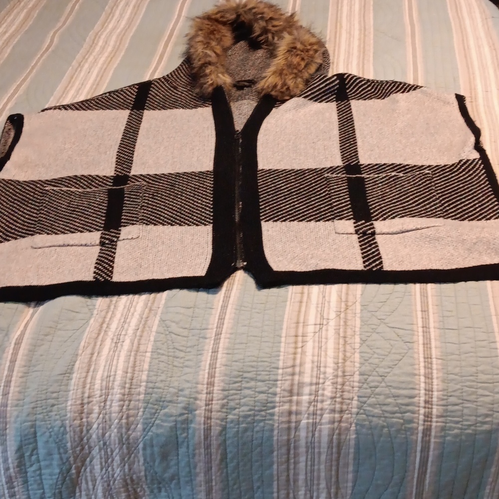 Hoodie cape xs black and beige by Love Tree